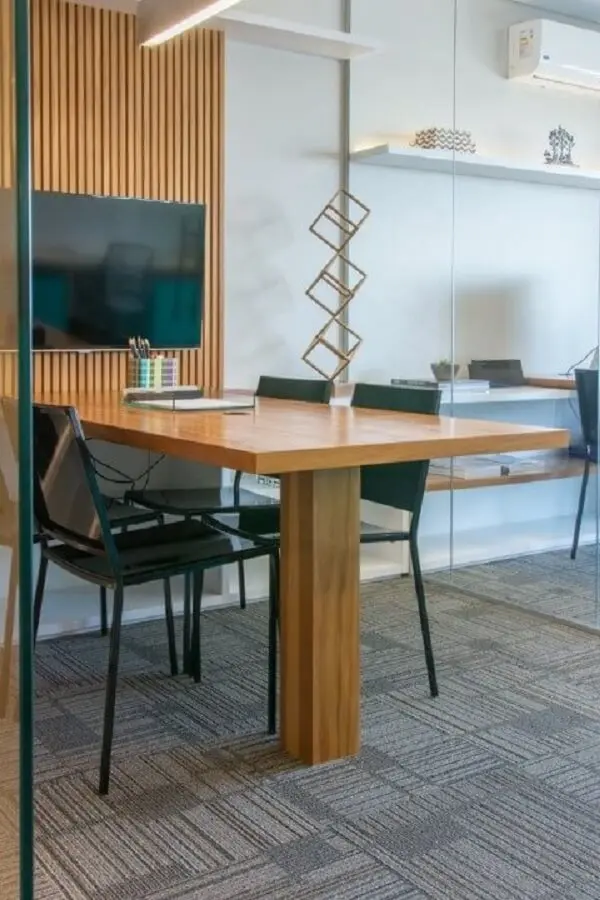 Explore as cores de madeira para móveis de sala de reunião