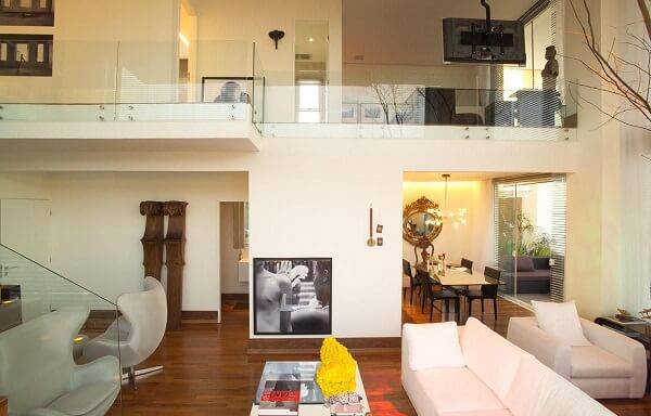 Guarda-corpo de vidro integra de forma discreta os ambientes da casa com mezanino