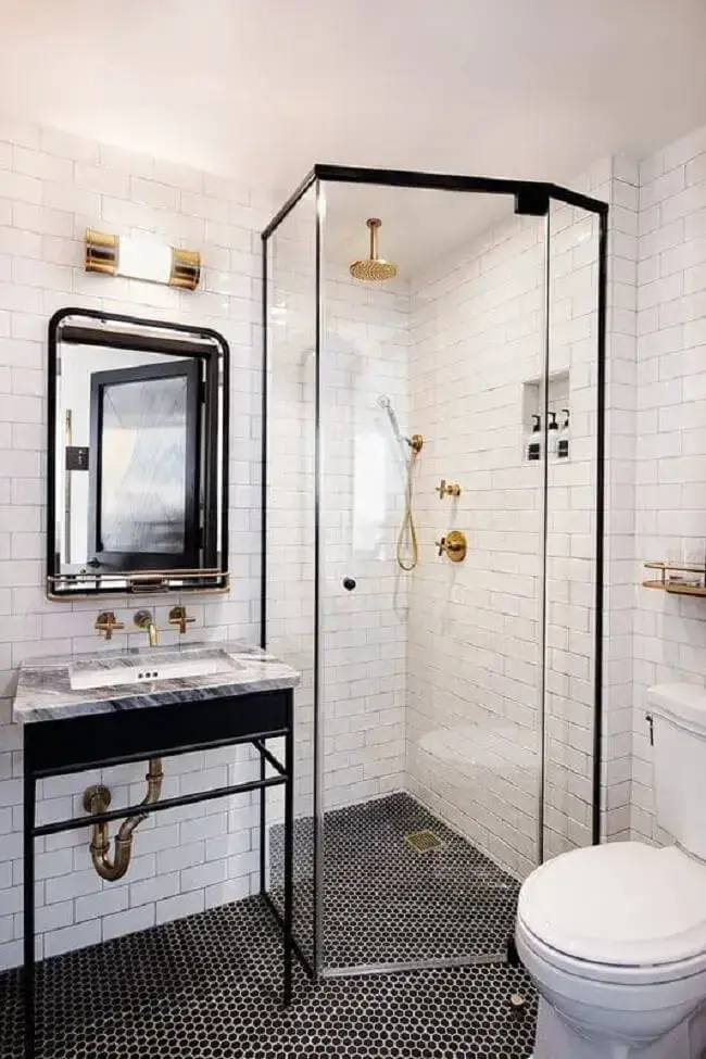 Incorporar elementos em dourado junto aos tons preto e branco, confere ao banheiro um ar mais sofisticado
