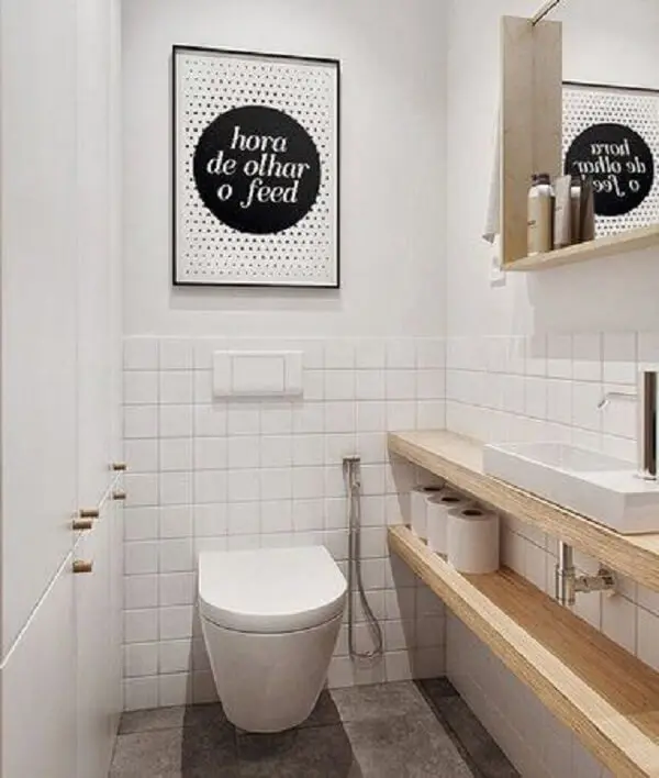 Invista em placas decorativas para banheiro descontraídas