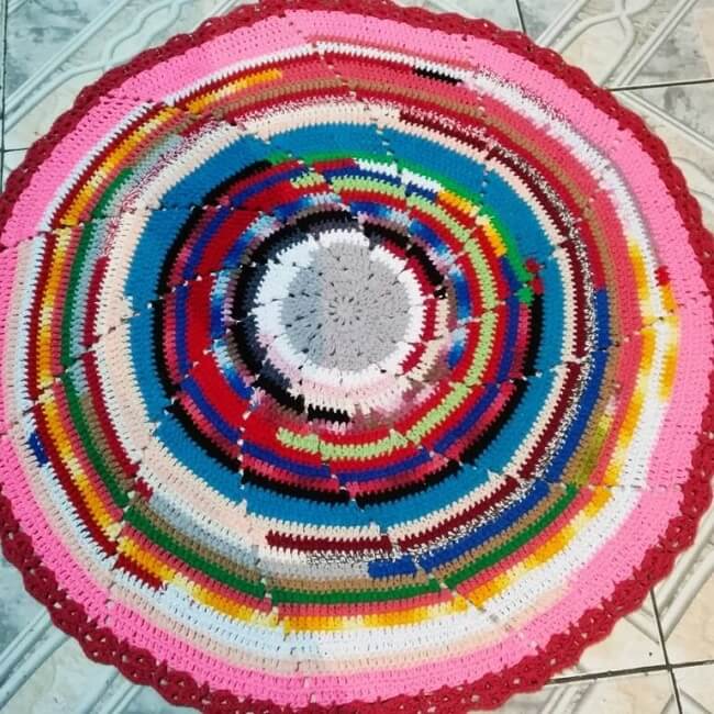 Modelo de tapete circular colorido feito de crochê. Fonte: Denise Silva Crochê