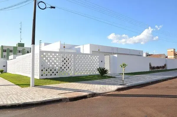 Muro com pedra portuguesa  Muros de casas, Muros altos, Home design decor