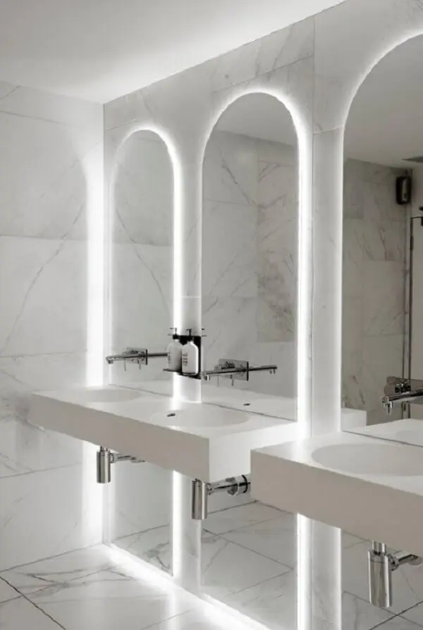 O espelho com iluminação led deixa o banheiro sofisticado