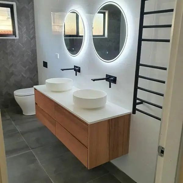 O espelho de banheiro com led em formato redondo é glamoroso