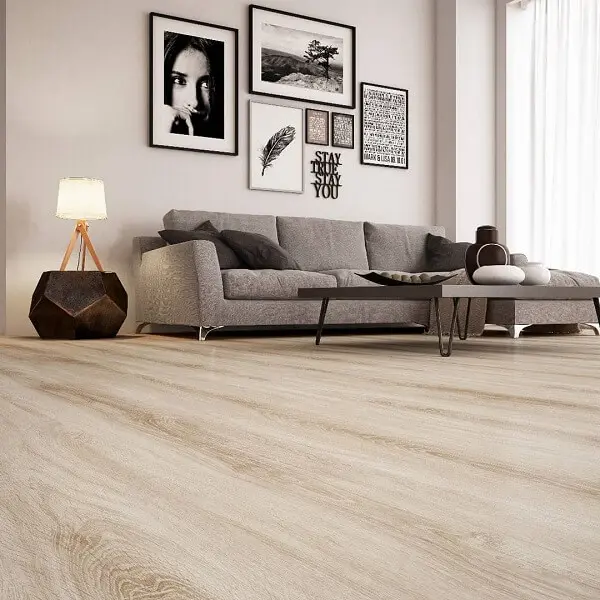 O piso cor de madeira laminado é prático e rápido de instalar