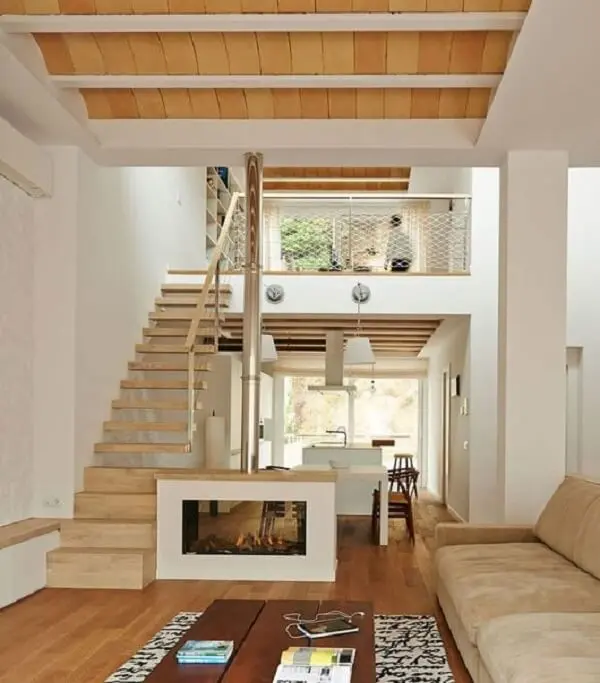 O piso de madeira clara se harmoniza com o restante da decoração da casa sobrado