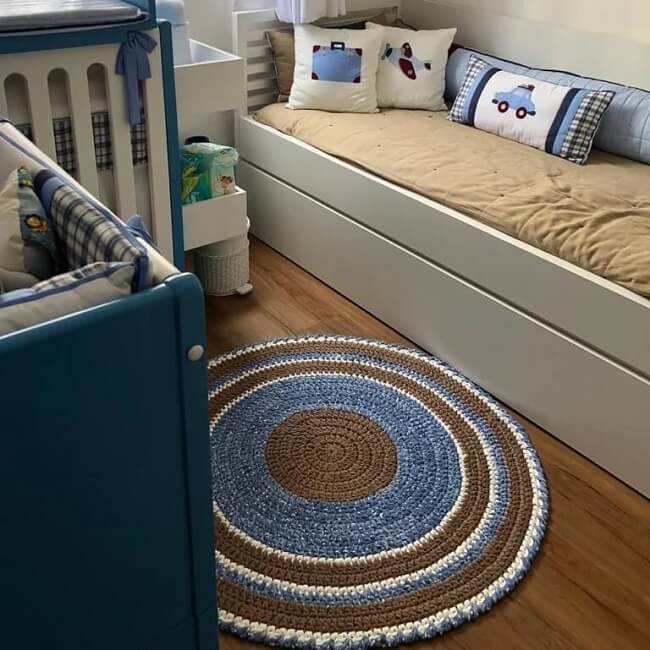 O tapete circular decora o quarto infantil. Fonte: Arted