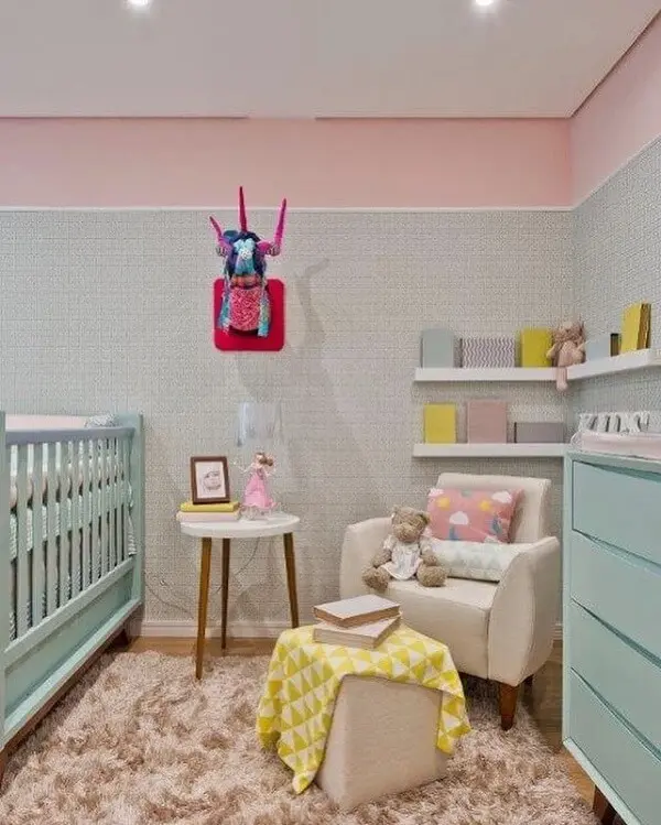 O tapete shaggy bege traz aconchego para esse quarto de bebê