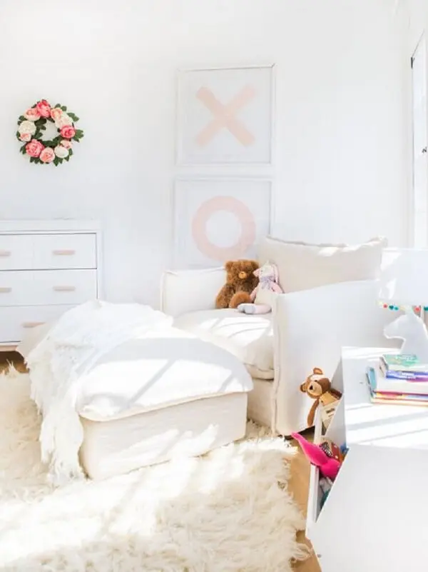 O tapete shaggy branco fica perfeito para decorar ambientes com um toque mais romântico
