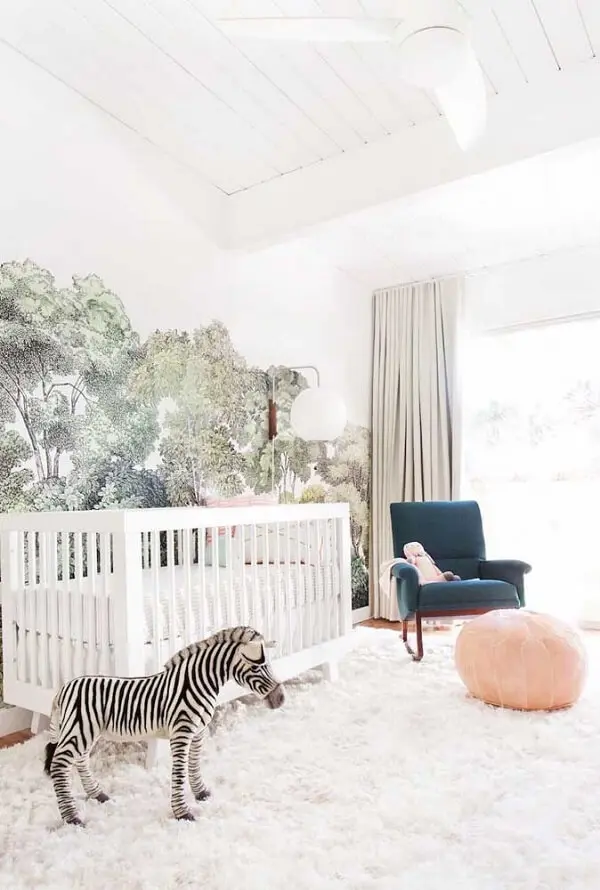 O tapete shaggy branco toma conta do quarto de bebê todo