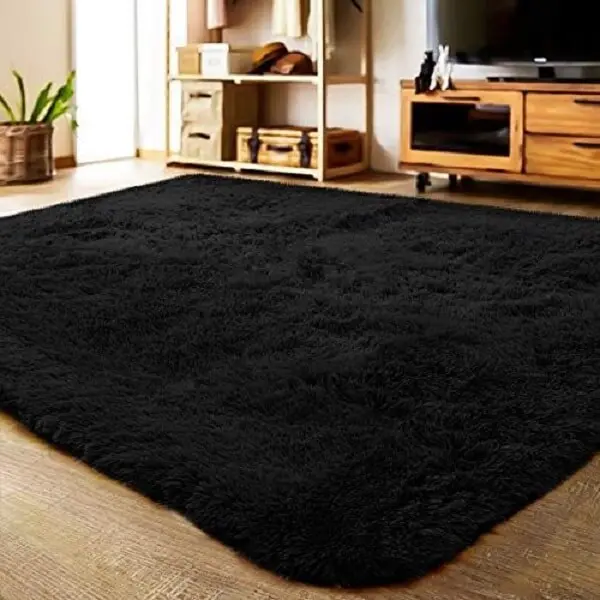 O tapete shaggy preto é versátil e combina com qualquer estilo de decoração