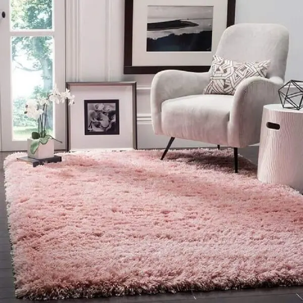 O tapete shaggy rosa traz um toque de cor para o cômodo