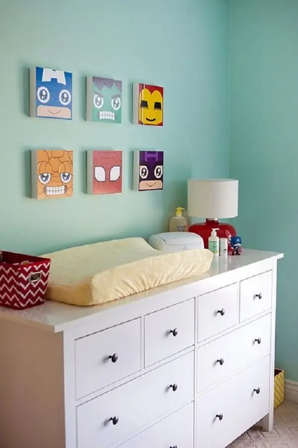 Placas decorativas em MDF decoram o quarto do bebê
