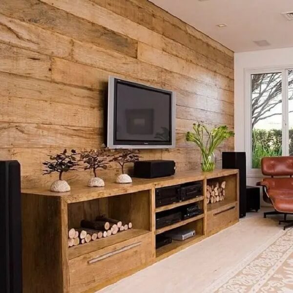 Rack e painel de madeira decoram a sala de estar. Fonte: Archzine