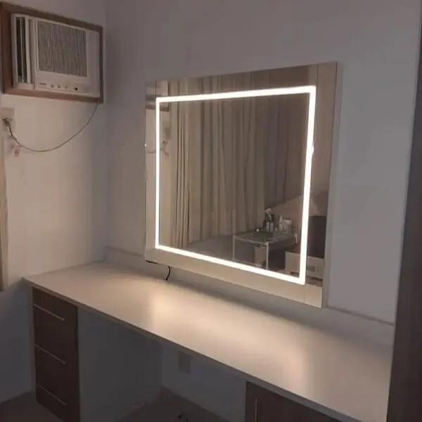 Reserve um espaço no ambiente para instalar um espelho quadrado com led