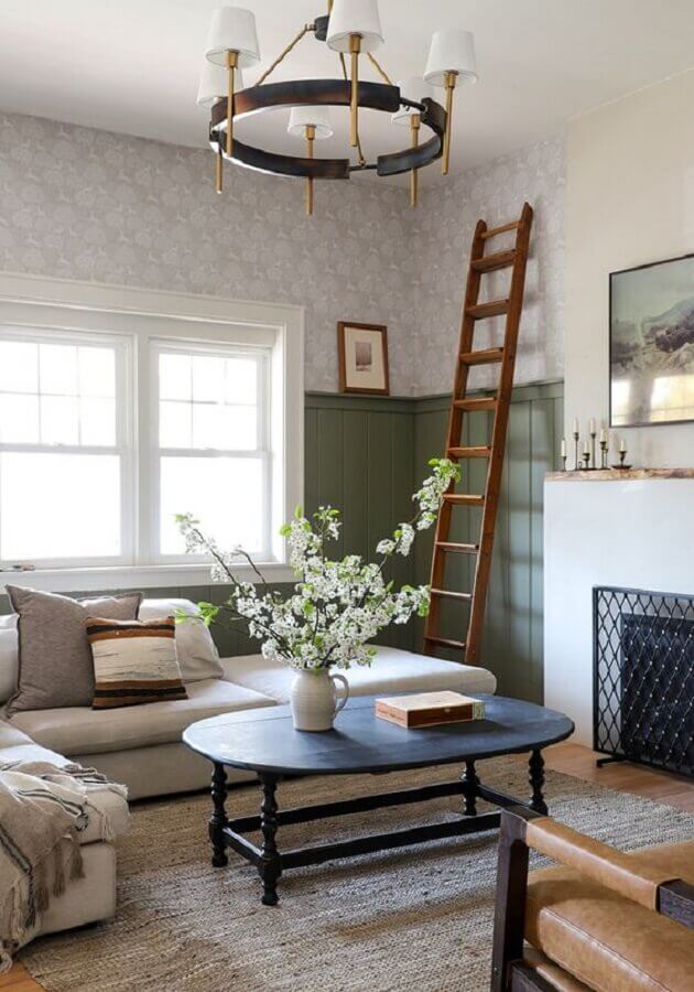 Sala com lareira decorada com mesa de apoio e sofa de canto cinza Foto Effortless Composition Home Decor