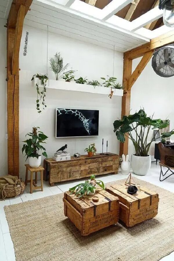 Sala de estar aconchegante com rack de madeira. Fonte: Jellina Detmar