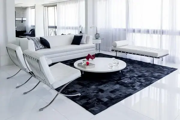 Sala de estar com sofá branco e poltrona barcelona
