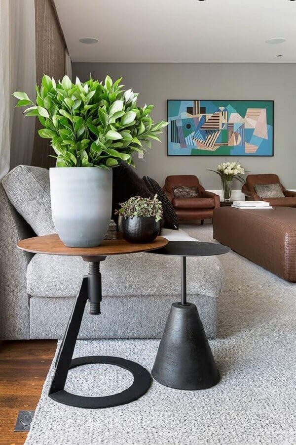 Sala de estar moderna decorada com modelos diferentes de mesa de apoio Foto ARQ IN Arquitetura