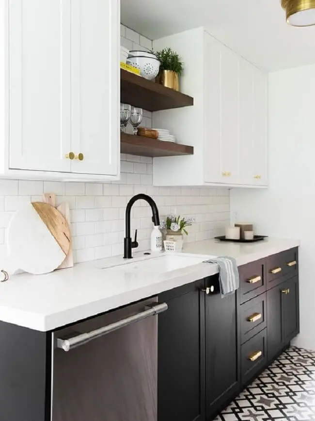 Se a sua cozinha é pequena procure combinar móveis claros com revestimentos pretos para dar a sensação de amplitude