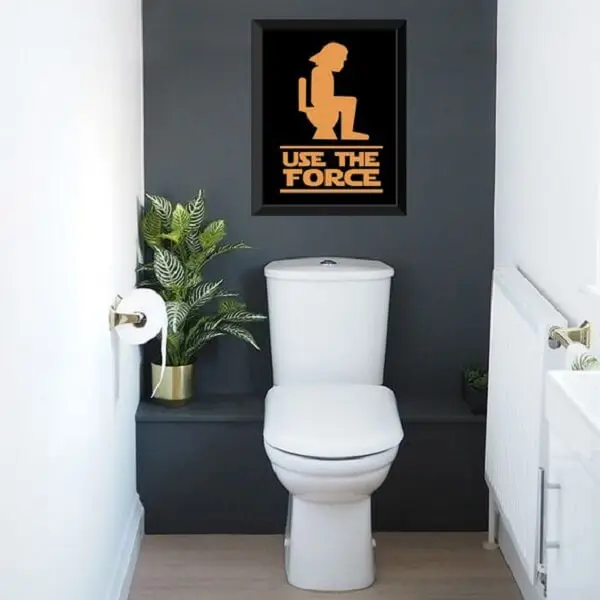Utilize placas decorativas para banheiro com frase engraçada