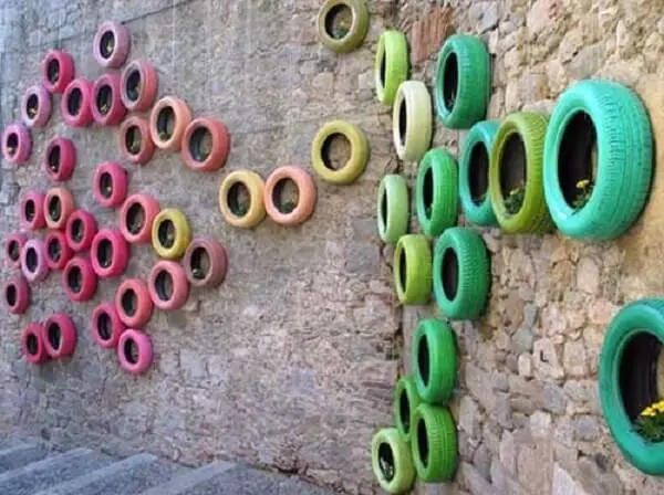 Você pode usar pneus coloridos para decorar muro chapiscado