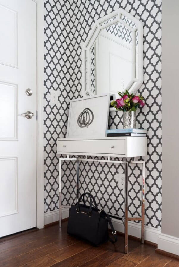 aparador para hall de entrada pequeno decorado com papel de parede preto e branco Foto A Trendy Life