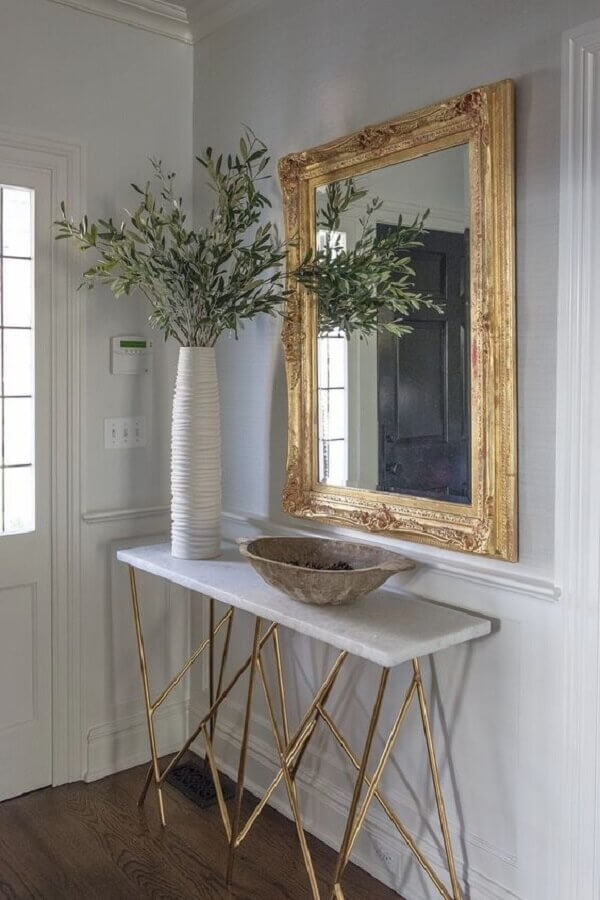 aparador pequeno para hall de entrada todo branco decorado com espelho dourado Foto Jeito de Casa