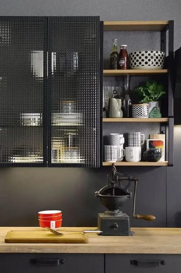 armário de cozinha estilo industrial com portas de vidro  Foto Pinterest