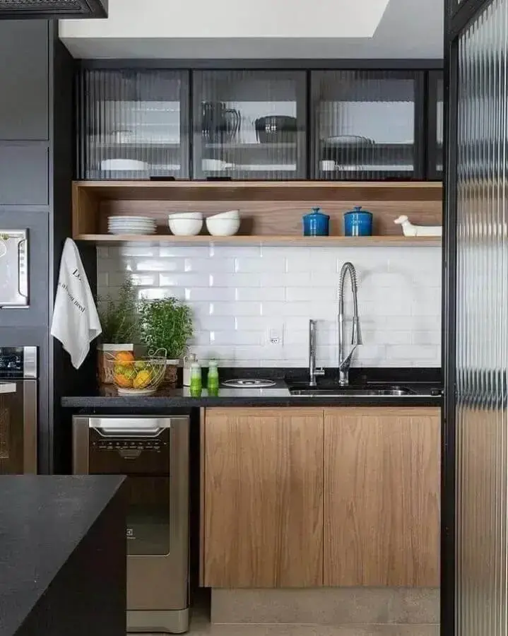 armário de madeira planejado para decoração de cozinha estilo industrial com subway tile Foto Casa 336