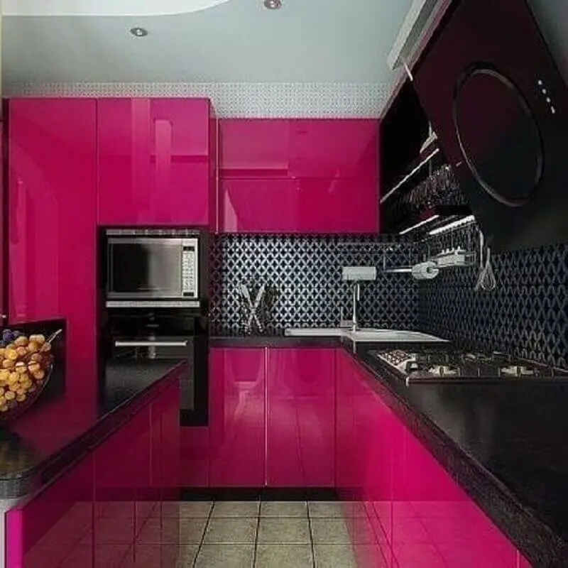 Mistura de texturas e materiais em cozinha rosa e preto