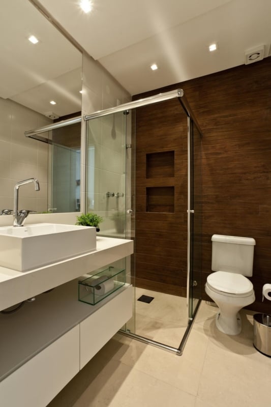 Banheiro amadeirado branco moderno