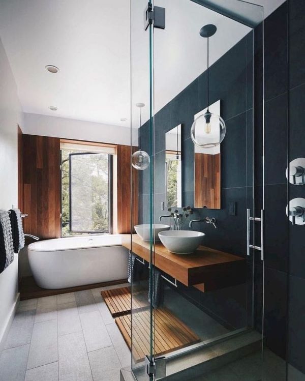 Banheiro amadeirado com decoração preta e banheira branca