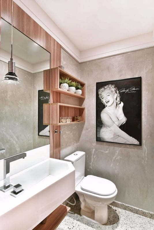 Banheiro cinza moderno com detalhes em madeira