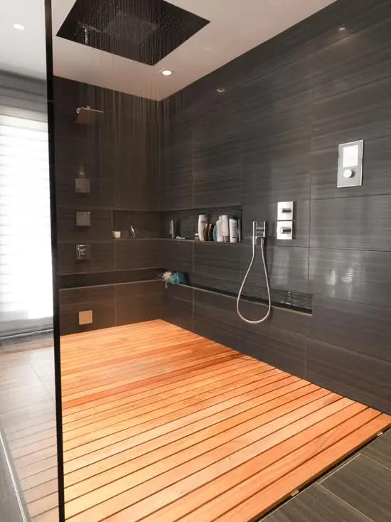 Banheiro amadeirado preto clássico