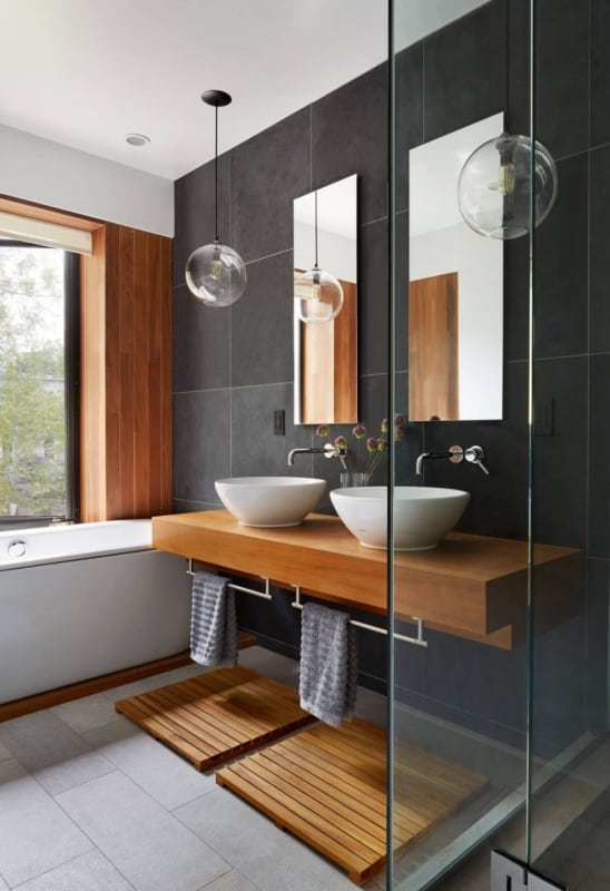 Banheiro amadeirado preto moderno