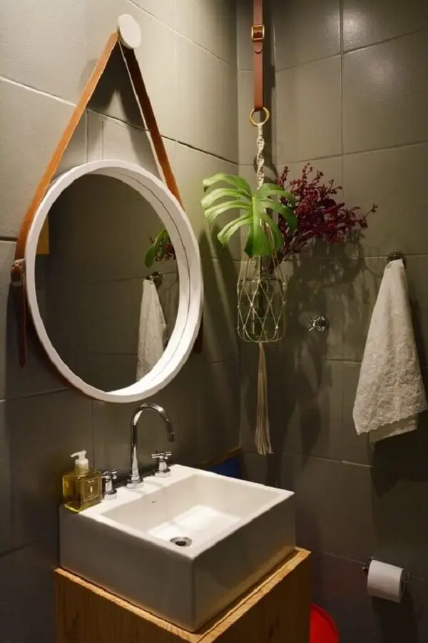 banheiro decorado com espelho redondo com moldura branca e alça de couro Foto Decorviva