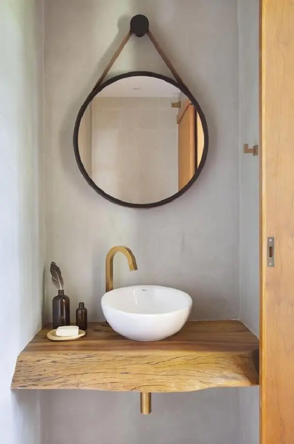 banheiro pequeno decorado com espelho redondo com moldura e alça Foto Casa de Valentina