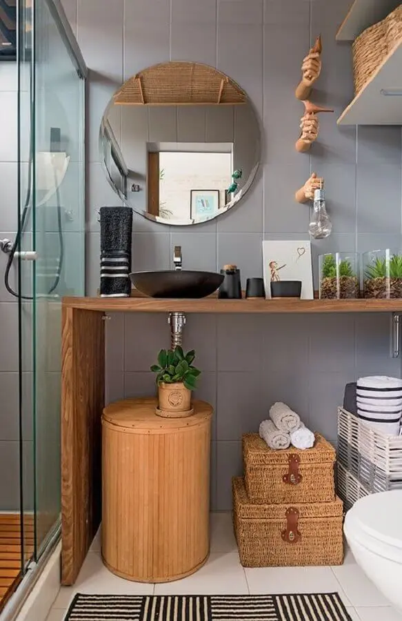 banheiro simples decorado com bancada de madeira e espelho redondo sem moldura Foto Histórias de Casa