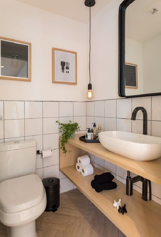 banheiro simples decorado com gabinete de madeira Foto Pinterest