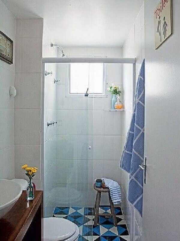 banheiro simples e pequeno decorado com piso colorido antigo Foto Pinterest