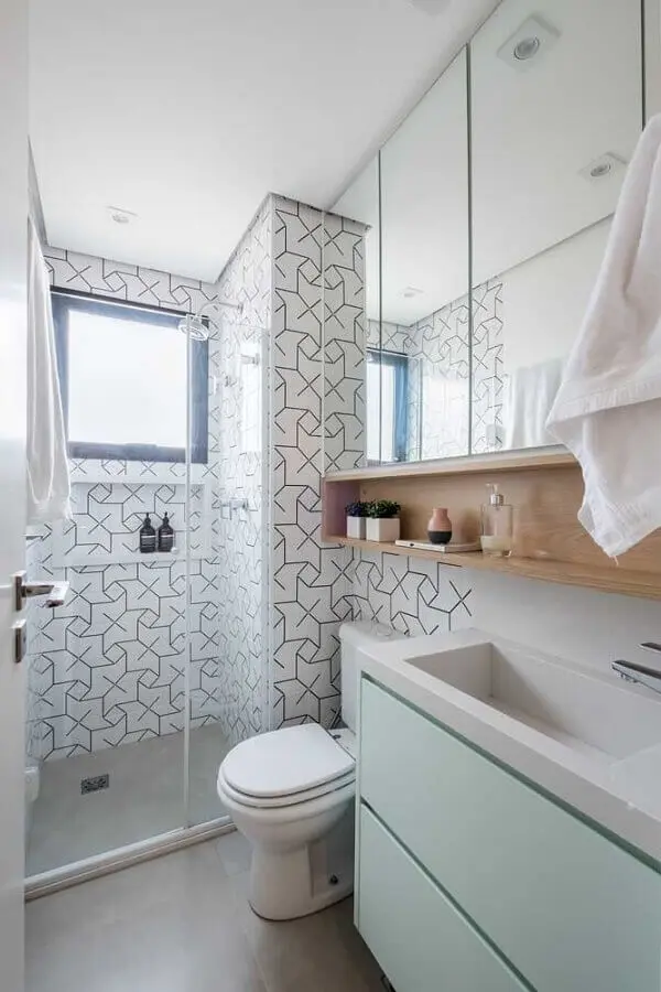 banheiro simples e pequeno decorado com revestimento geométrico Foto Pinterest