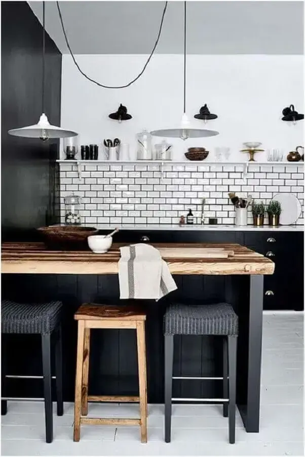 banquetas para decoração de cozinha americana estilo industrial preta e branca Foto Mariely Delrey
