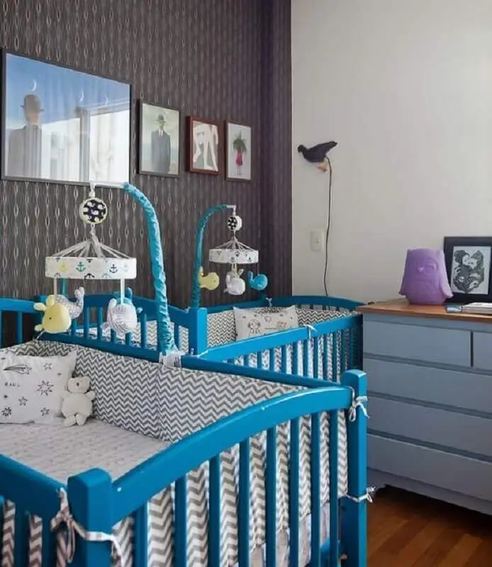 berço azul turquesa para decoração de quarto de bebê gêmeos Foto Histórias de Casa