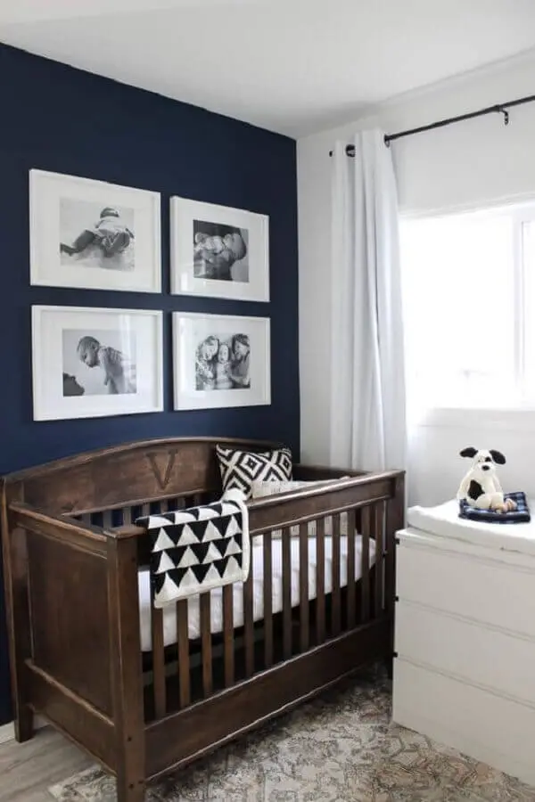 berço de madeira para decoração de quarto de bebê azul marinho e branco Foto Love Create Celebrate