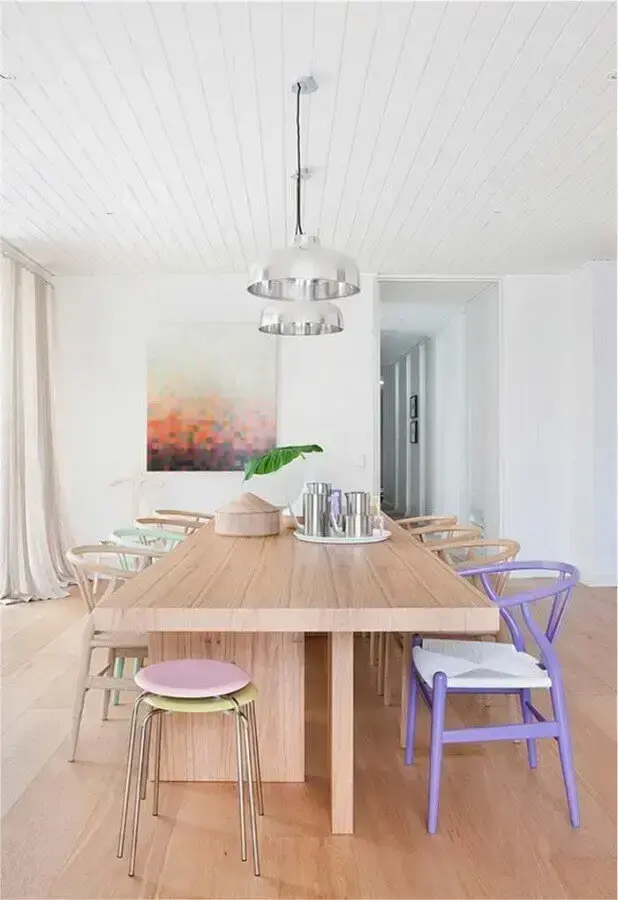 cadeira em tons pastéis para sala de jantar com cores claras de parede Foto Jeito de Casa