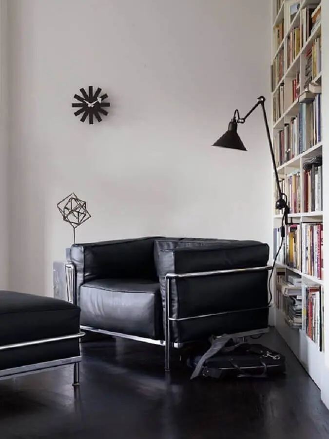 cantinho de leitura decorado com poltrona de couro preta e luminária moderna Foto Pinterest
