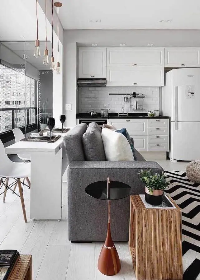 casa conceito aberto cinza e branca com armários de cozinha vintage Foto JERA Arquitetura e Engenharia