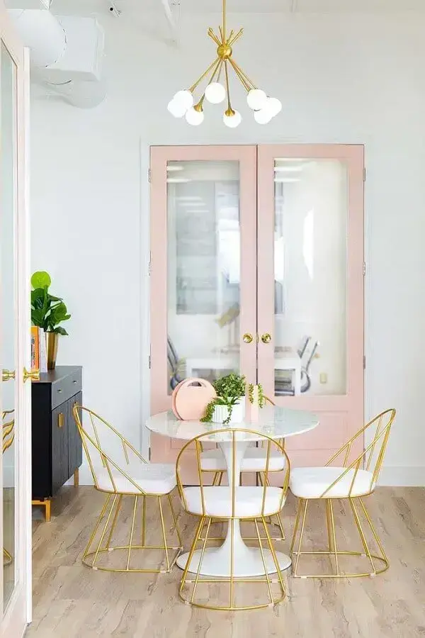 cores claras para sala de jantar retrô com cadeiras douradas Foto Pinterest