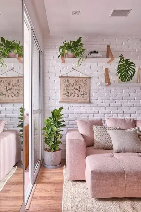 cores claras para sala decorada com sofá rosa e parede de tijolinho branca Foto Casa de Valentina